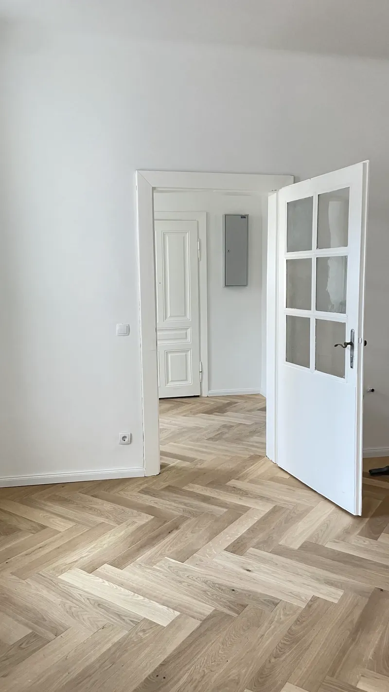 Sanierte Altbauwohnung in Wien mit Fischgrätparkett und Flügeltür
