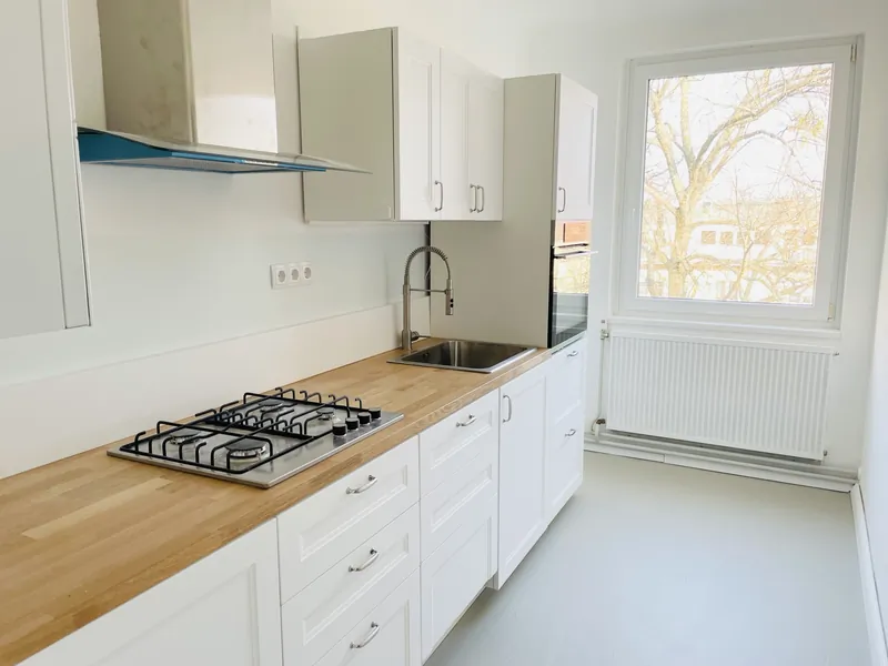 Sanierte Küche mit Holzarbeitsplatte